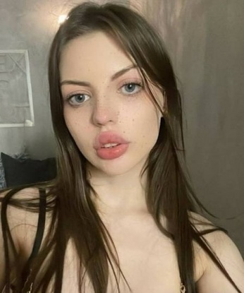 Эмилия, 22 года, 2 размер груди